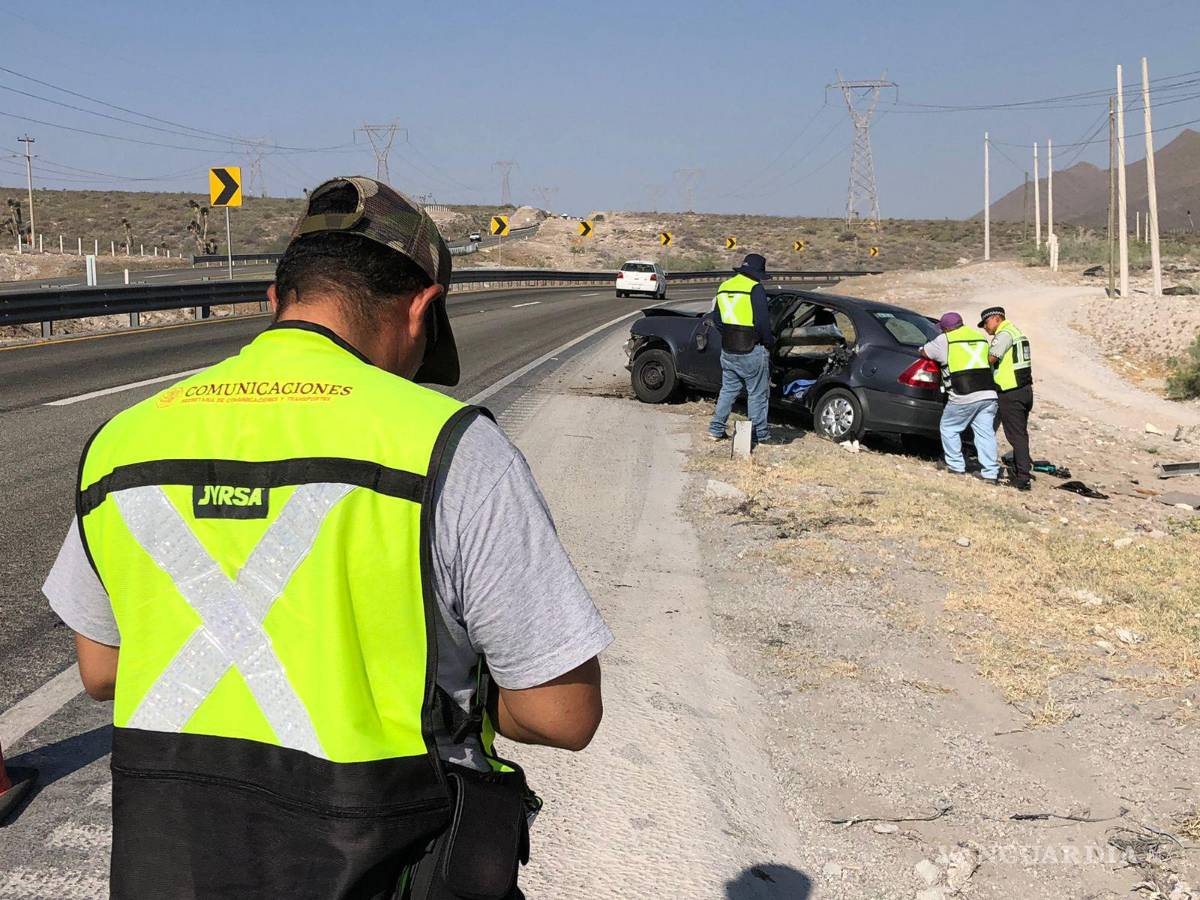 $!El auto quedó a la orilla de la carretera.