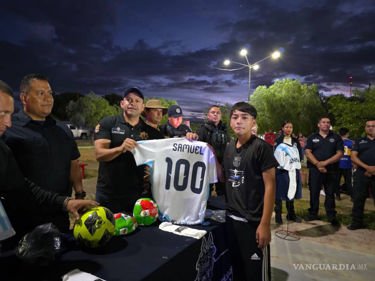 $!Autoridades de la Comisaría de Seguridad realizaron la entrega de uniformes y equipo deportivo a jóvenes participantes del torneo de futbol rápido.