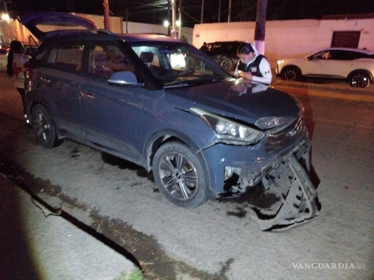 $!El accidente dejó daños en vehículos estacionados y en la fachada de una papelería.