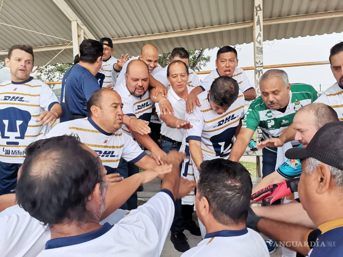 $!Jugadores y comunidad reunidos en torno al Dr. Arellano y el Lic. Portillo, reflejando la unión y esperanza que inspira este equipo veterano.