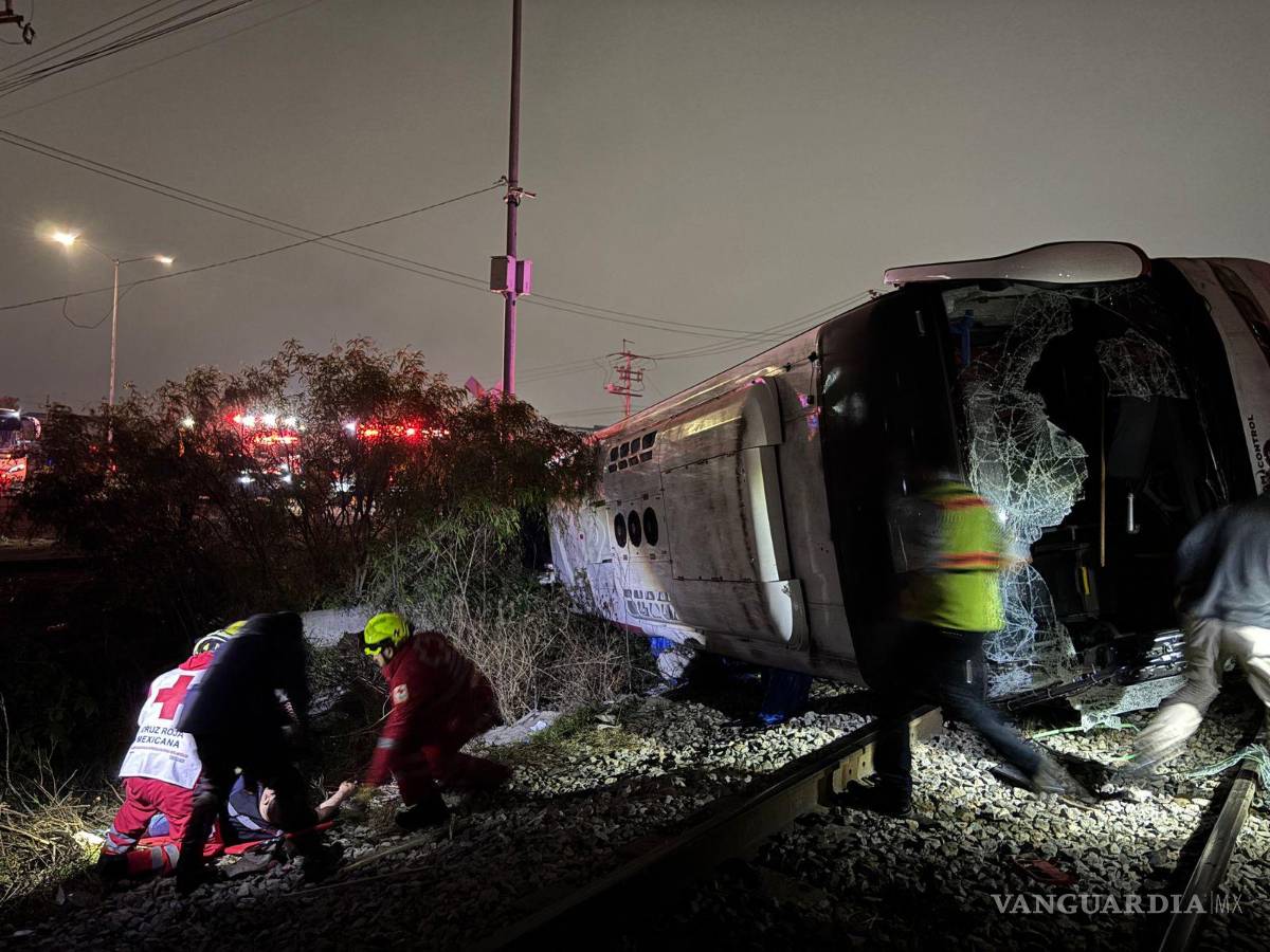 $!El conductor del camión fue detenido por las autoridades de Tránsito Municipal mientras se investigan las causas del accidente y se deslindan responsabilidades.