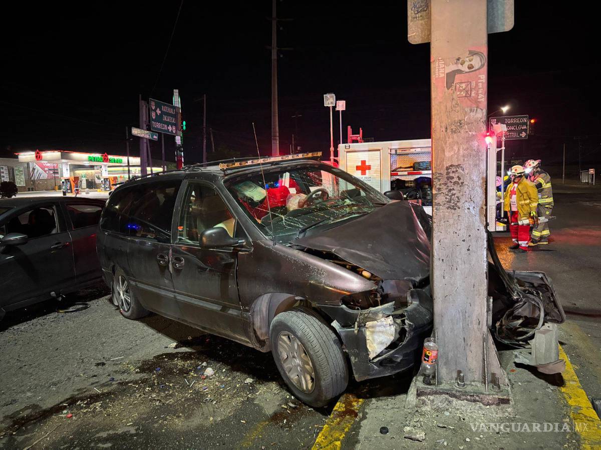 $!Choque proyecta camioneta contra semáforo al poniente de Saltillo; conductor queda atrapado