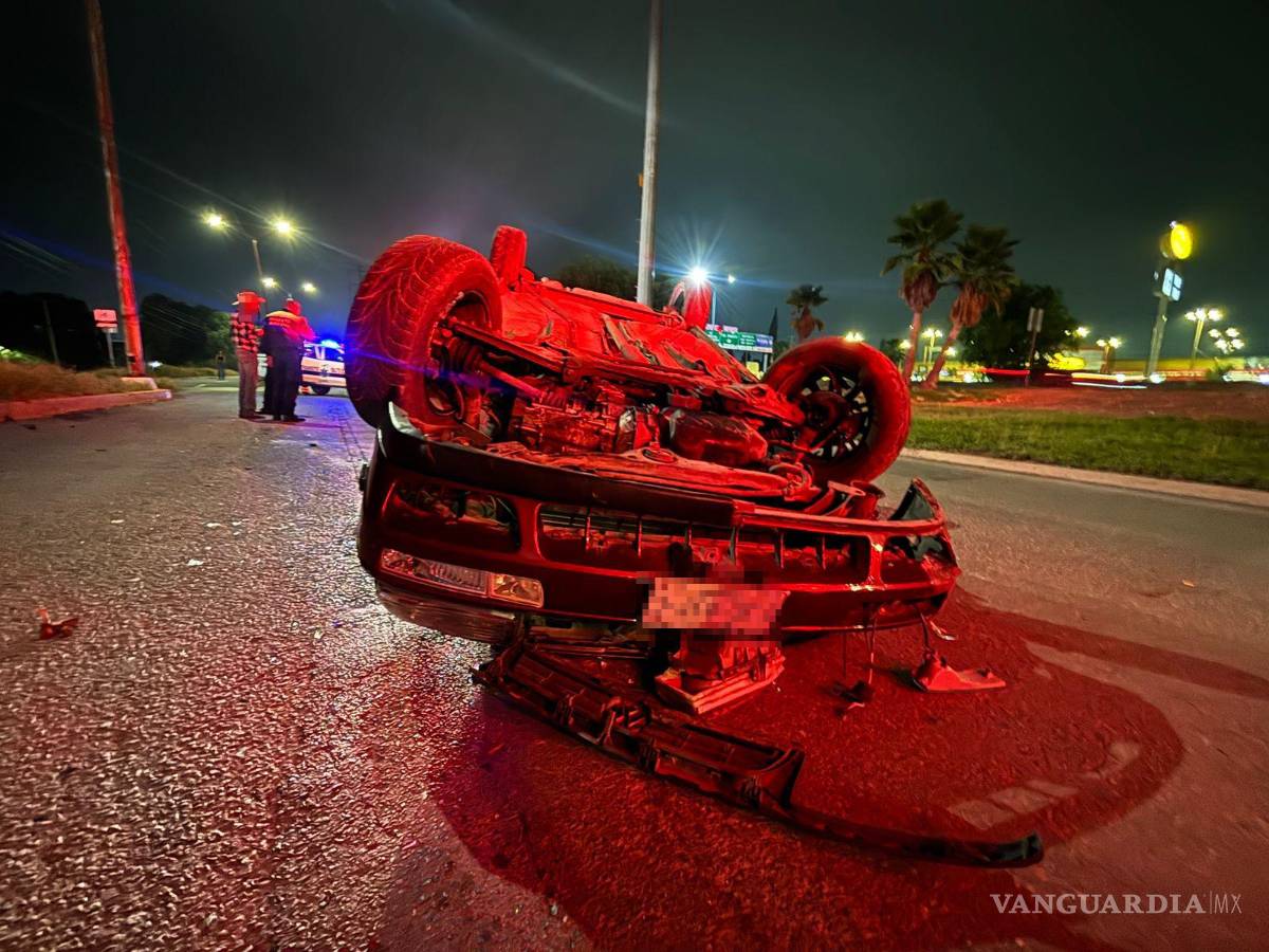 $!Testigos alertaron al 911 luego de presenciar la aparatosa volcadura.