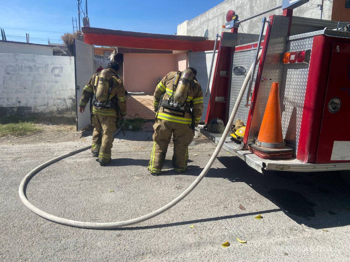 $!Bomberos trabajaron durante varios minutos para controlar las llamas en la colonia Viñedos.