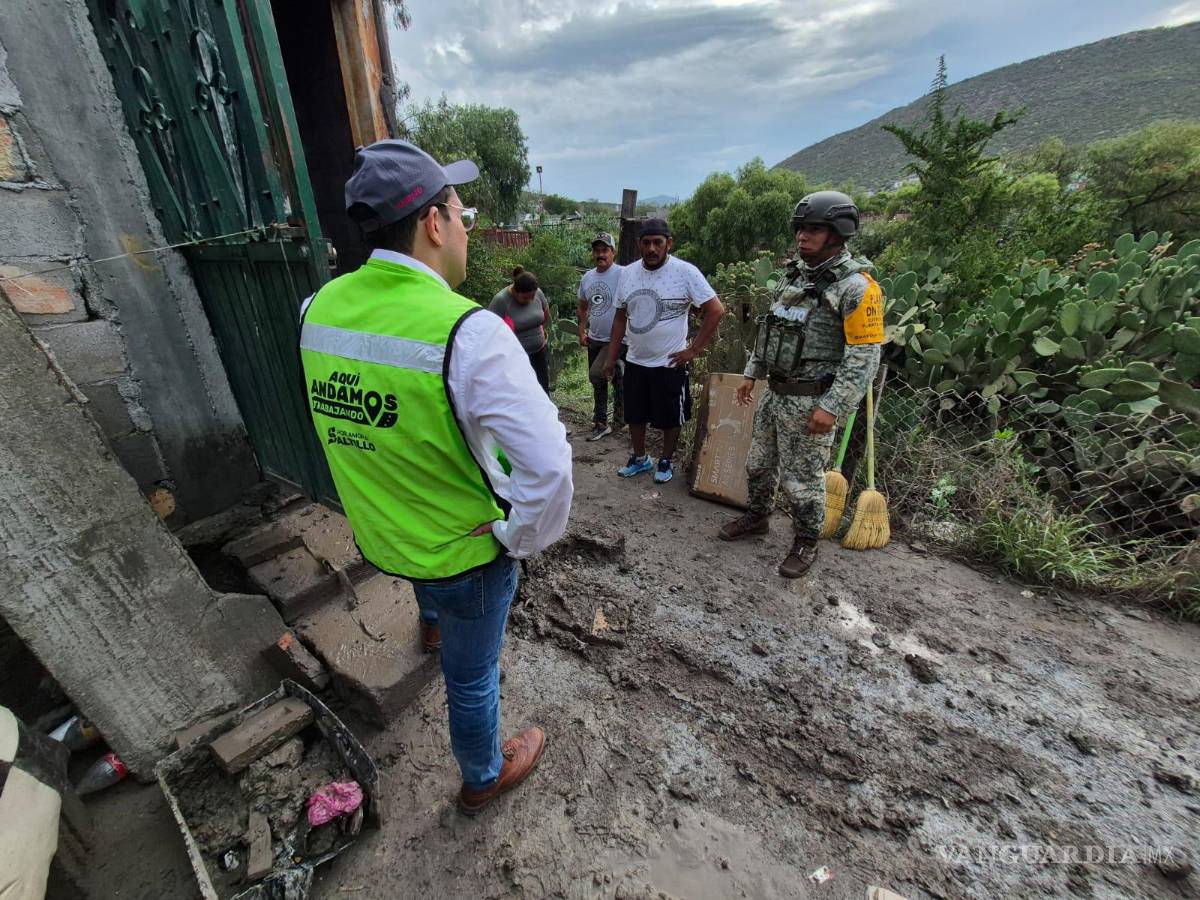 $!Una familia de la colonia Valle Verde recibió apoyo de brigadas municipales y del Ejército Mexicano, luego de que su vivienda resultara afectada por el desbordamiento del arroyo “La Encantada”.