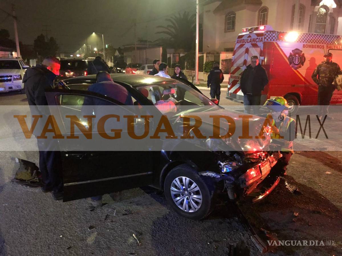 $!No respeta el alto, choca contra camioneta y vuelca en colonia de Saltillo