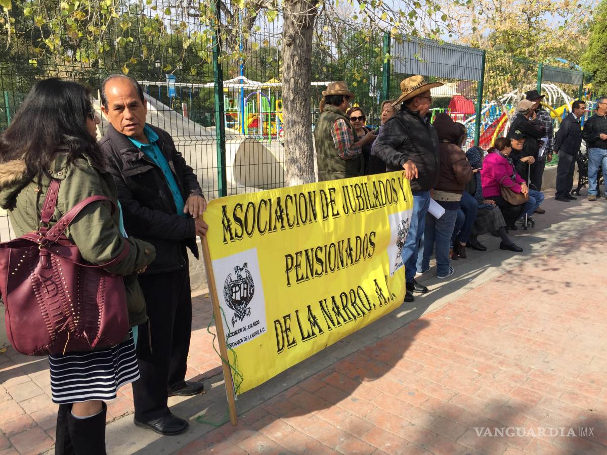 $!Marchan en Saltillo profesores en huelga