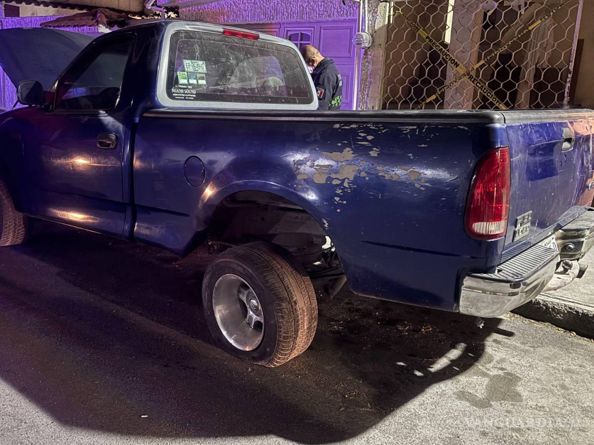 $!La camioneta Ford F-150 estacionada registró daños en la parte trasera tras el impacto.