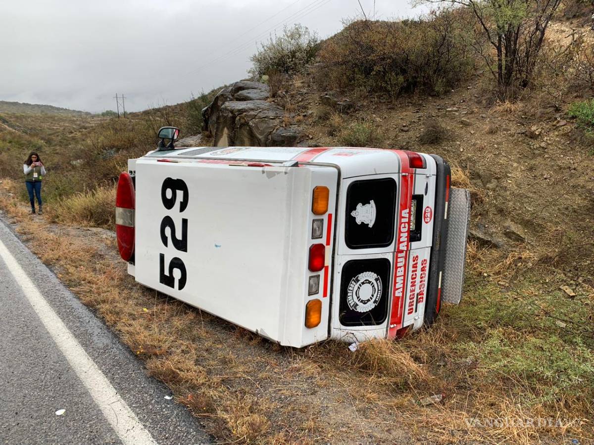 $!Vuelcan paramédicos de Ramos Arizpe; se dirigían a cubrir accidente