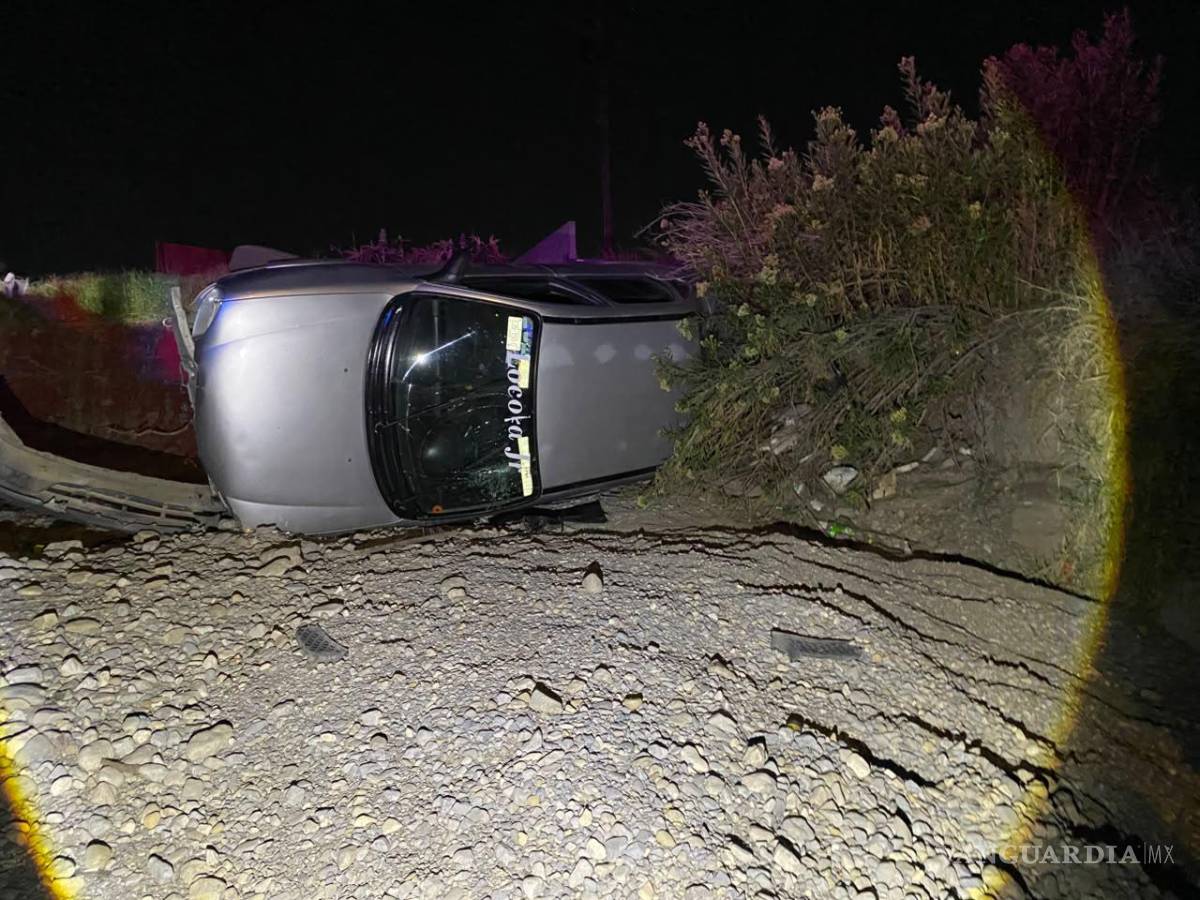 $!El automóvil terminó volcado dentro de un arroyo, a un costado de la calzada Antonio Narro.