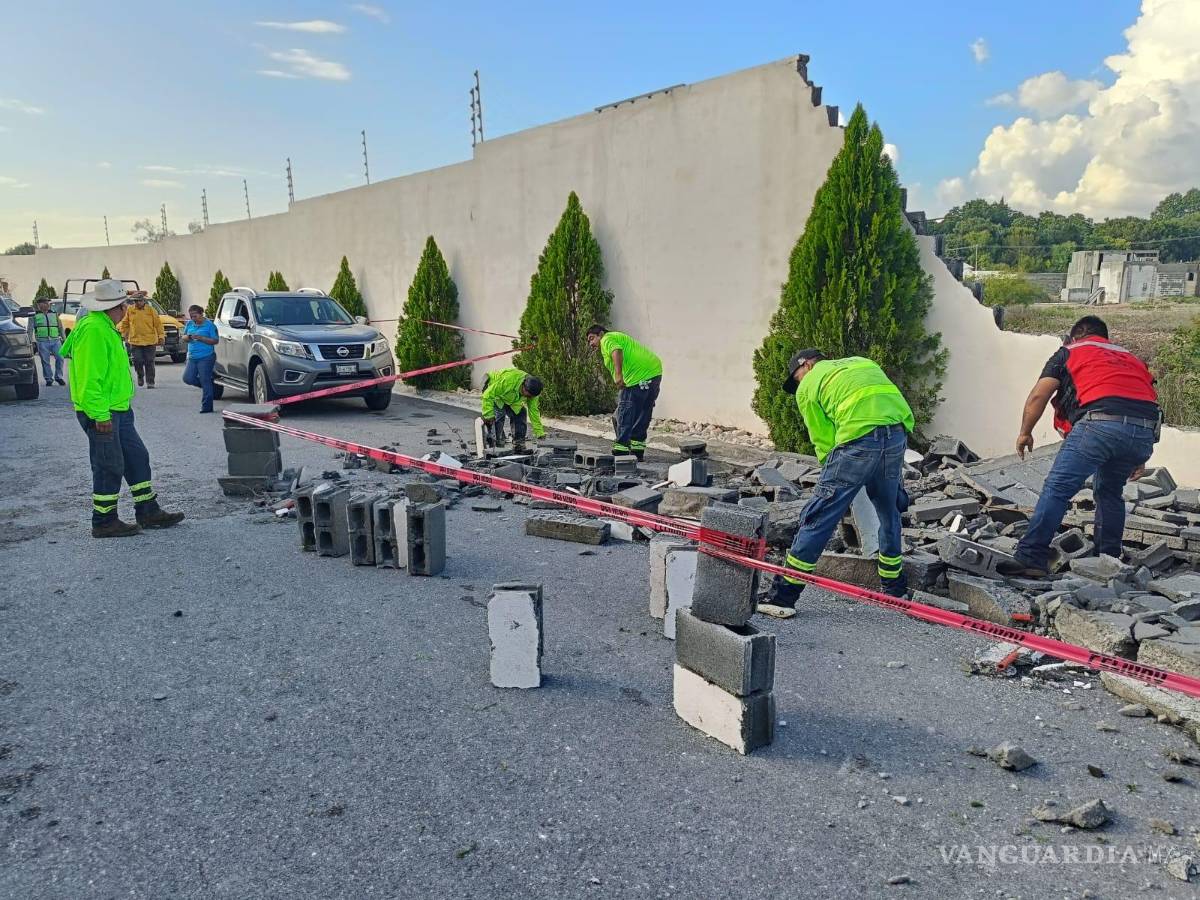 $!Una barda perimetral de casi 100 metros colapsó en Villa Bonita tras las lluvias, lo que generó afectaciones a viviendas y vehículos.
