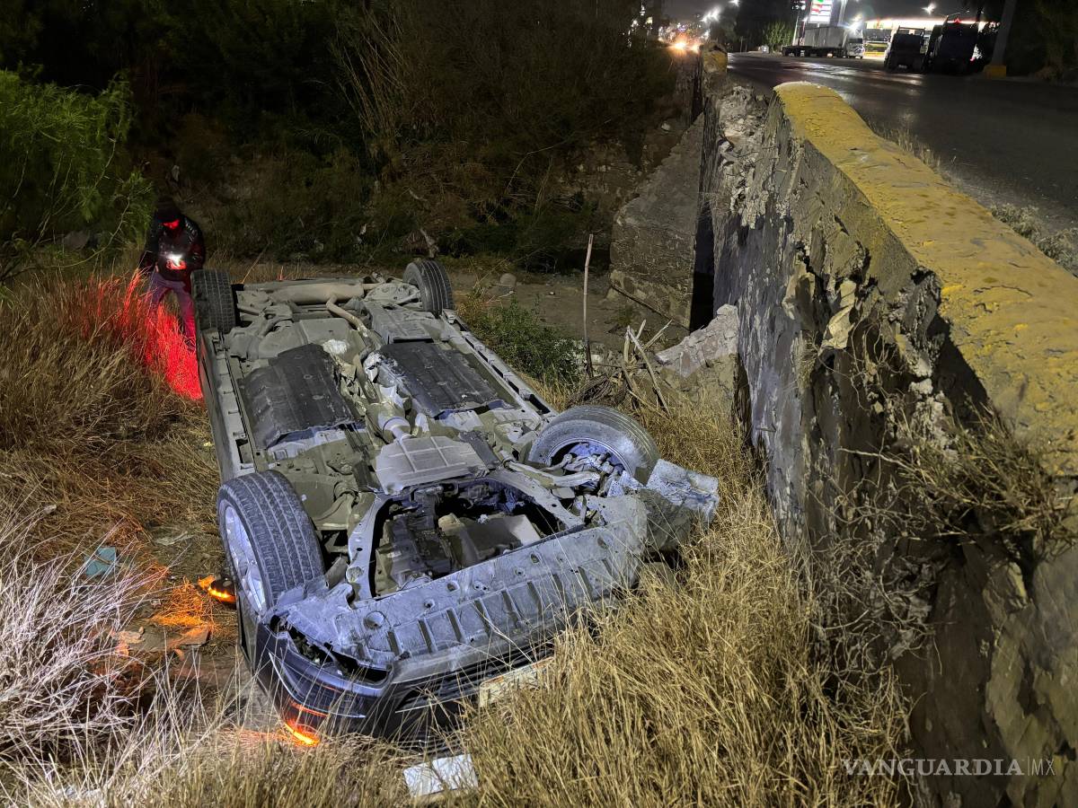 $!El conductor logró salir por su propio pie pese a lo aparatoso del accidente.