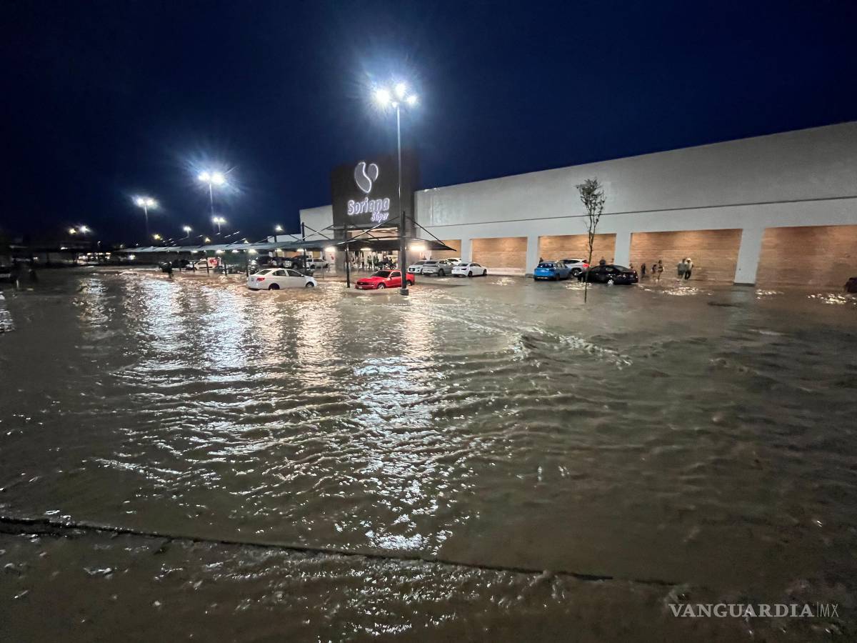 $!En vialidades como Colosio, Valdés Sánchez y Los Pastores, el nivel del agua obligó a cierres preventivos para evitar accidentes.