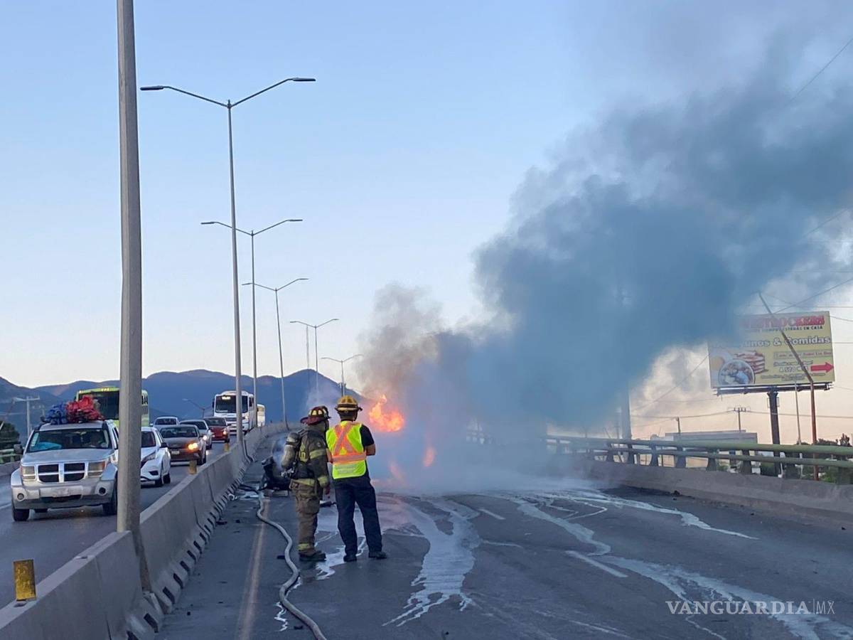 $!Bomberos acudieron al lugar para sofocar el fuego y evitar que se propagara a la zona.