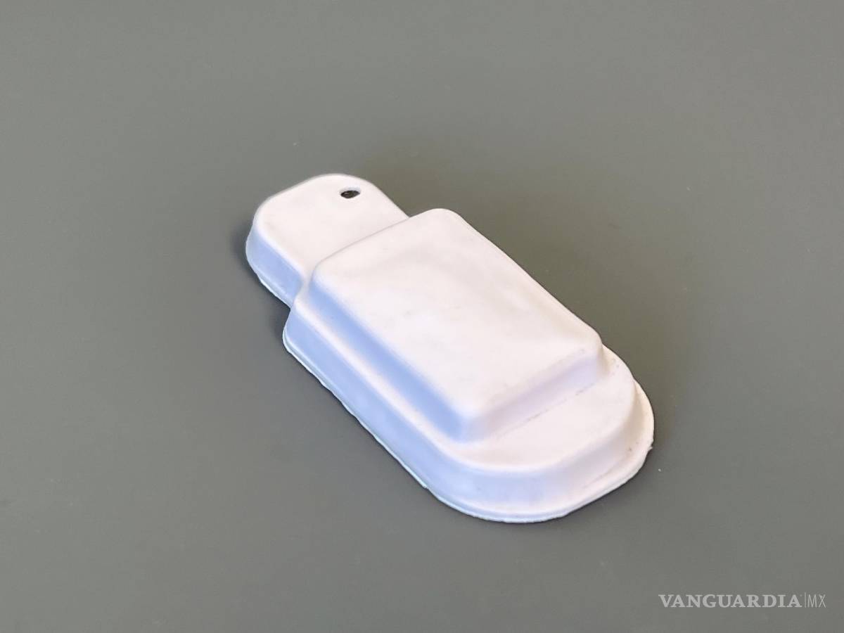 $!Primer plano de un oído electrónico inalámbrico para monitorización médica.