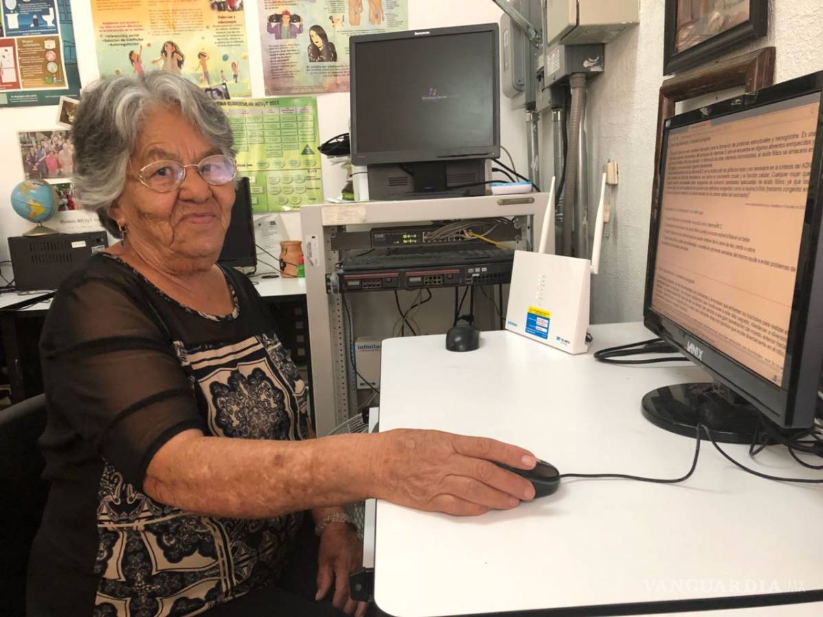 $!Busca superarse mujer saltillense y estudia la secundaria a sus 77 años; se convierte en un ejemplo en el día del estudiante
