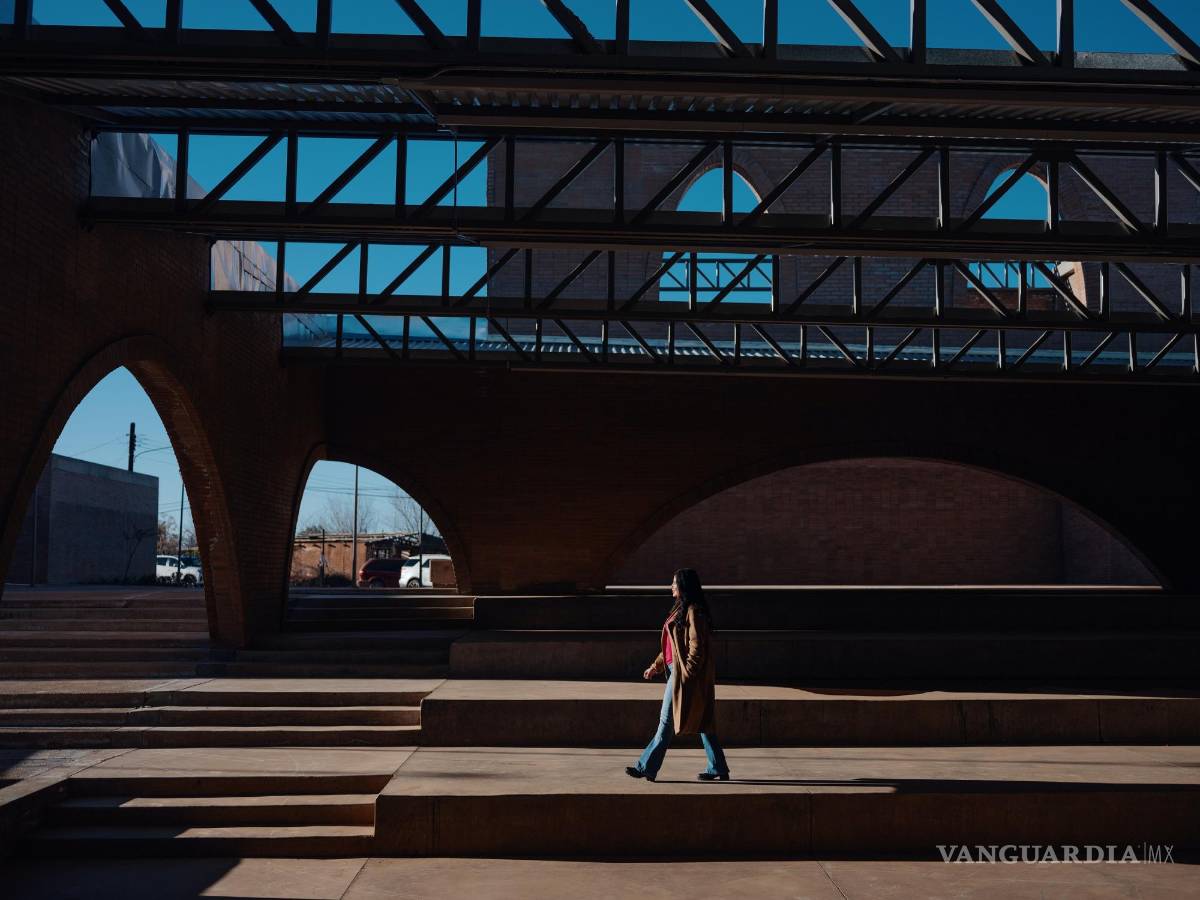 $!Andrea Ramos, ex alcaldesa de Naco, Sonora (México) en el centro cultural, que contiene una galería de arte y un auditorio destinado a fiestas y graduaciones.