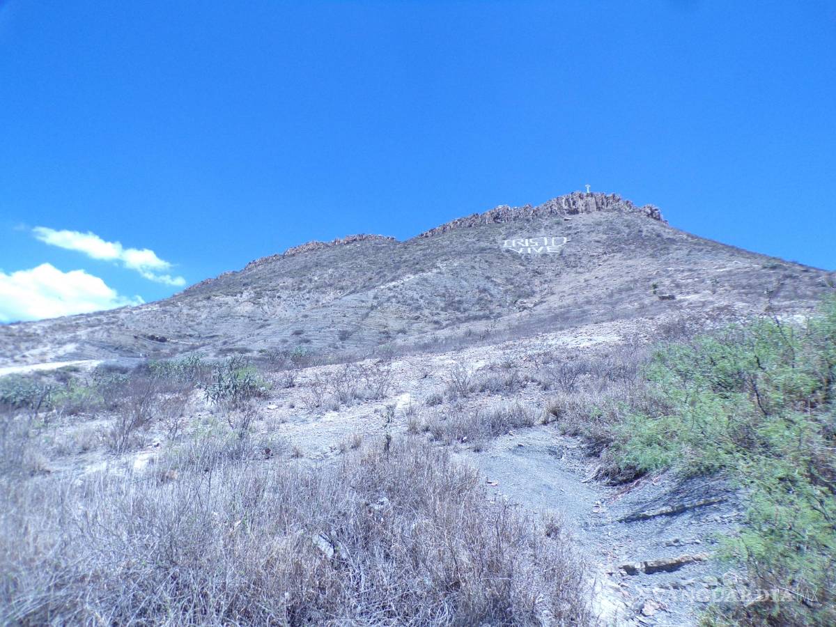 $!Por su altura y ubicación, allá en lo alto del Cerro del Pueblo se colocaron anuncios de tiendas y hasta propaganda política. También los fieles lo subían para celebrar la Santa Cruz.