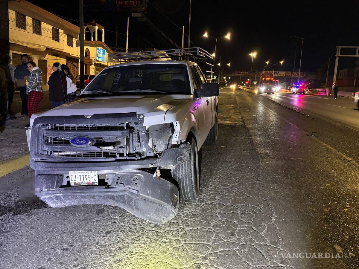 $!La camioneta Ford F-150 terminó con daños visibles tras ser proyectada contra el muro de contención.
