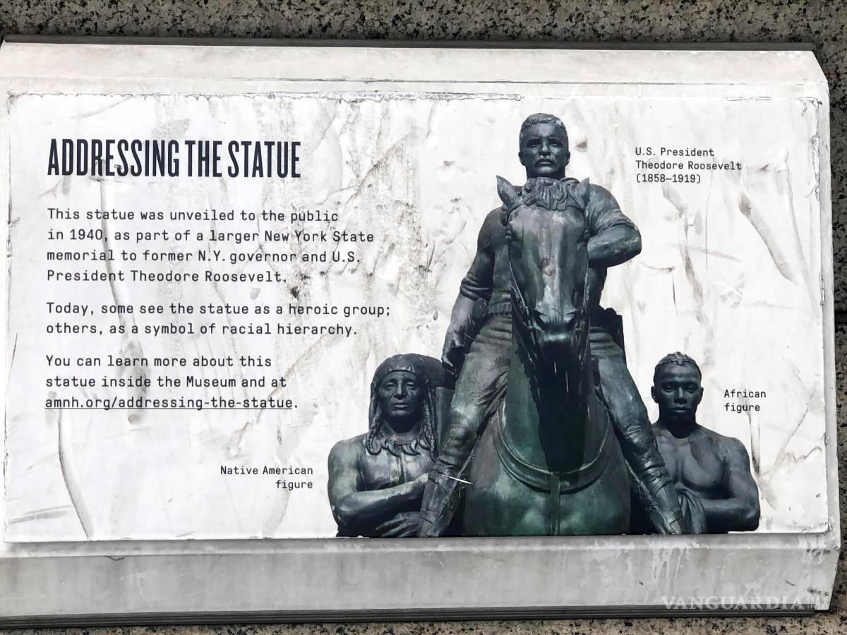 $!“Unos ven un grupo heroico; otros, un símbolo de jerarquía racial”, dicta la placa puesta en protesta de corrección política.