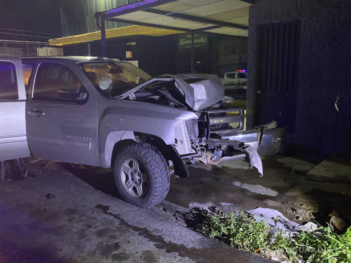 $!La camioneta terminó severamente dañada tras impactarse contra el poste de concreto.