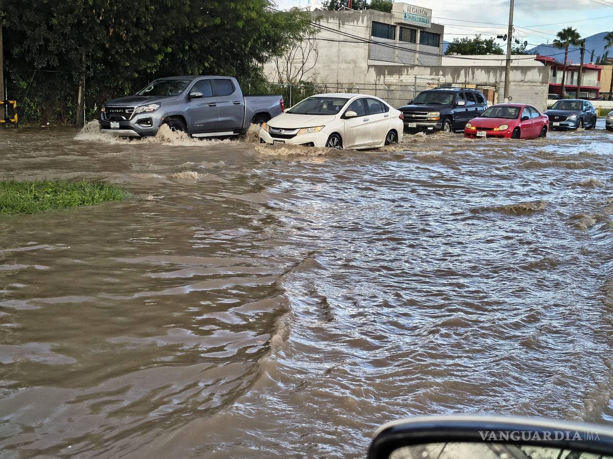 $!En algunas zonas de la ciudad el agua alcanzó un alto nivel, generando enorme caos vial.