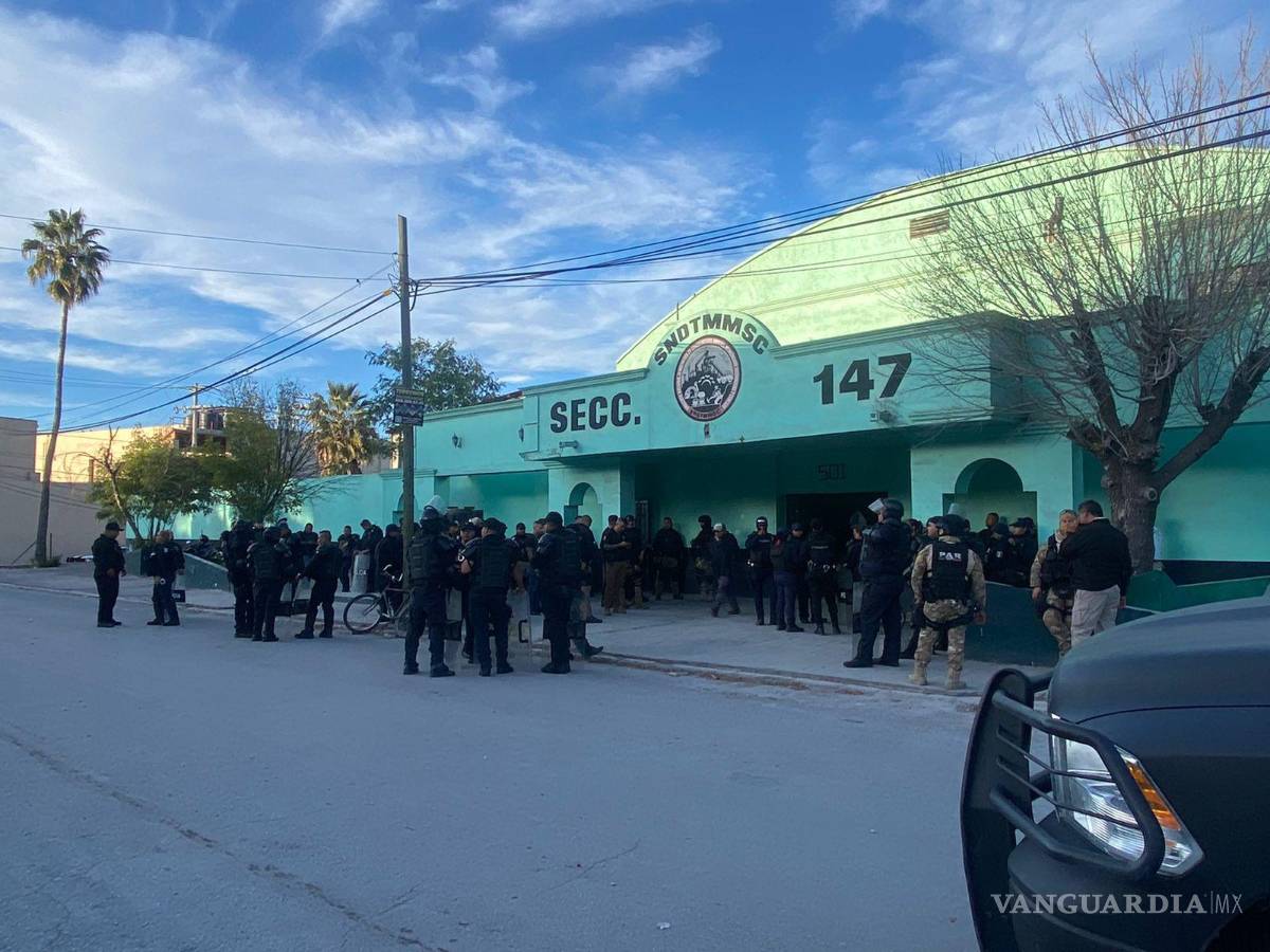 $!Los elementos de la Policía Estatal estuvieron en todo momento resguardando el movimiento de los obreros que culminó después de las 18:00 horas.