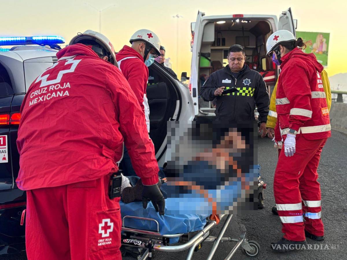 $!Ebrio se brinca el camellón y choca de frente con transporte de personal en Saltillo; deja seis heridos