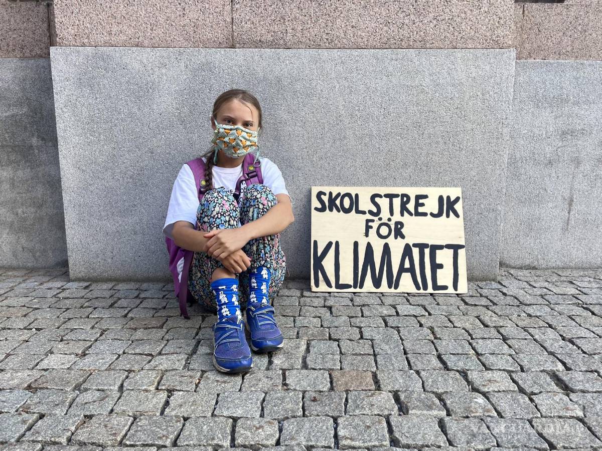 $!Tres años después de anunciarse en protesta por el cambio climático; decidió no ir a la escuela hasta las elecciones generales suecas de 2018 el 9 de septiembre tras una gran incidencia de olas de calor e incendios forestales en Suecia.