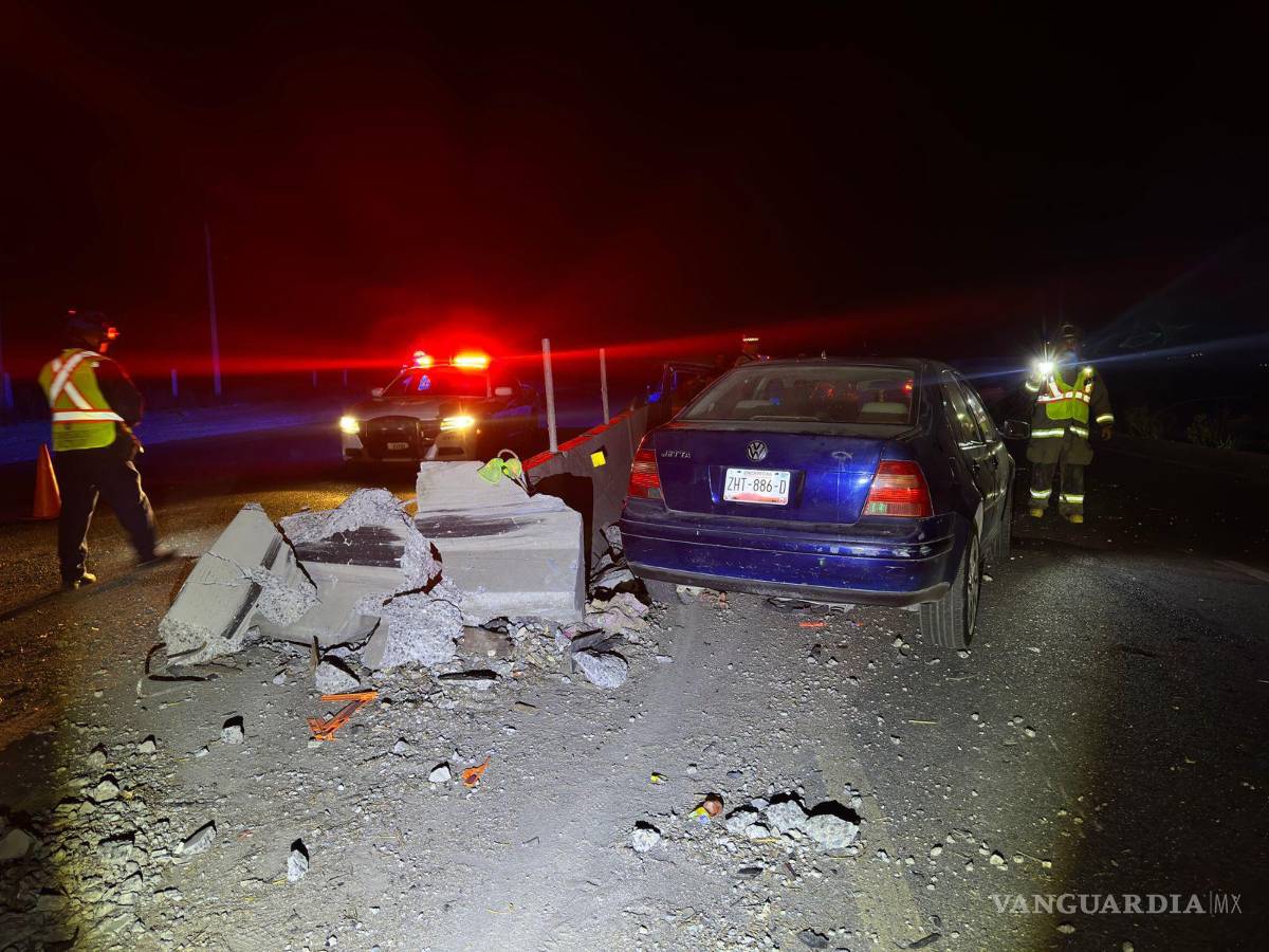 $!El auto destruyó la barra de contención tras el impacto.