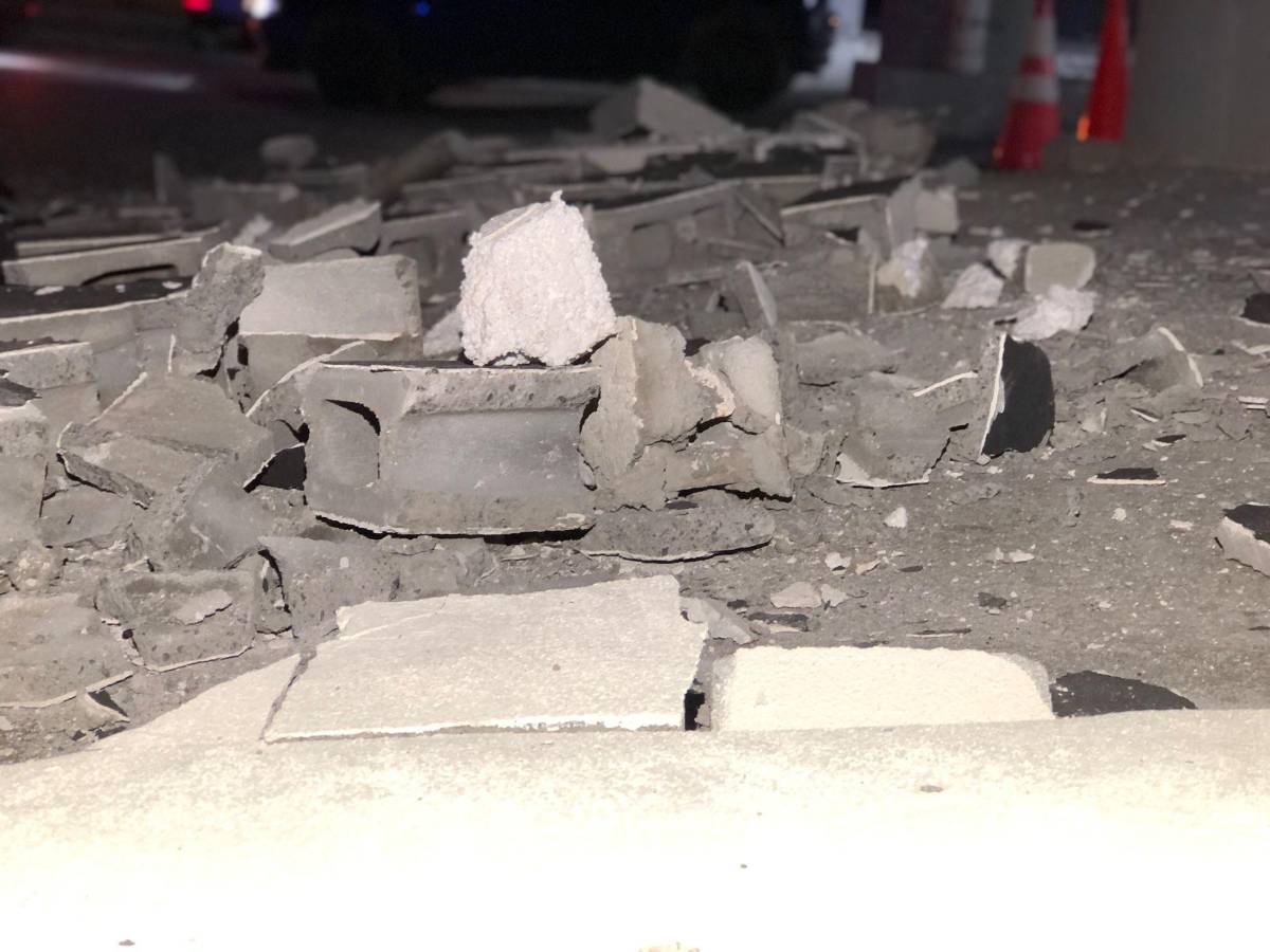 $!El muro terminó derrumbado.