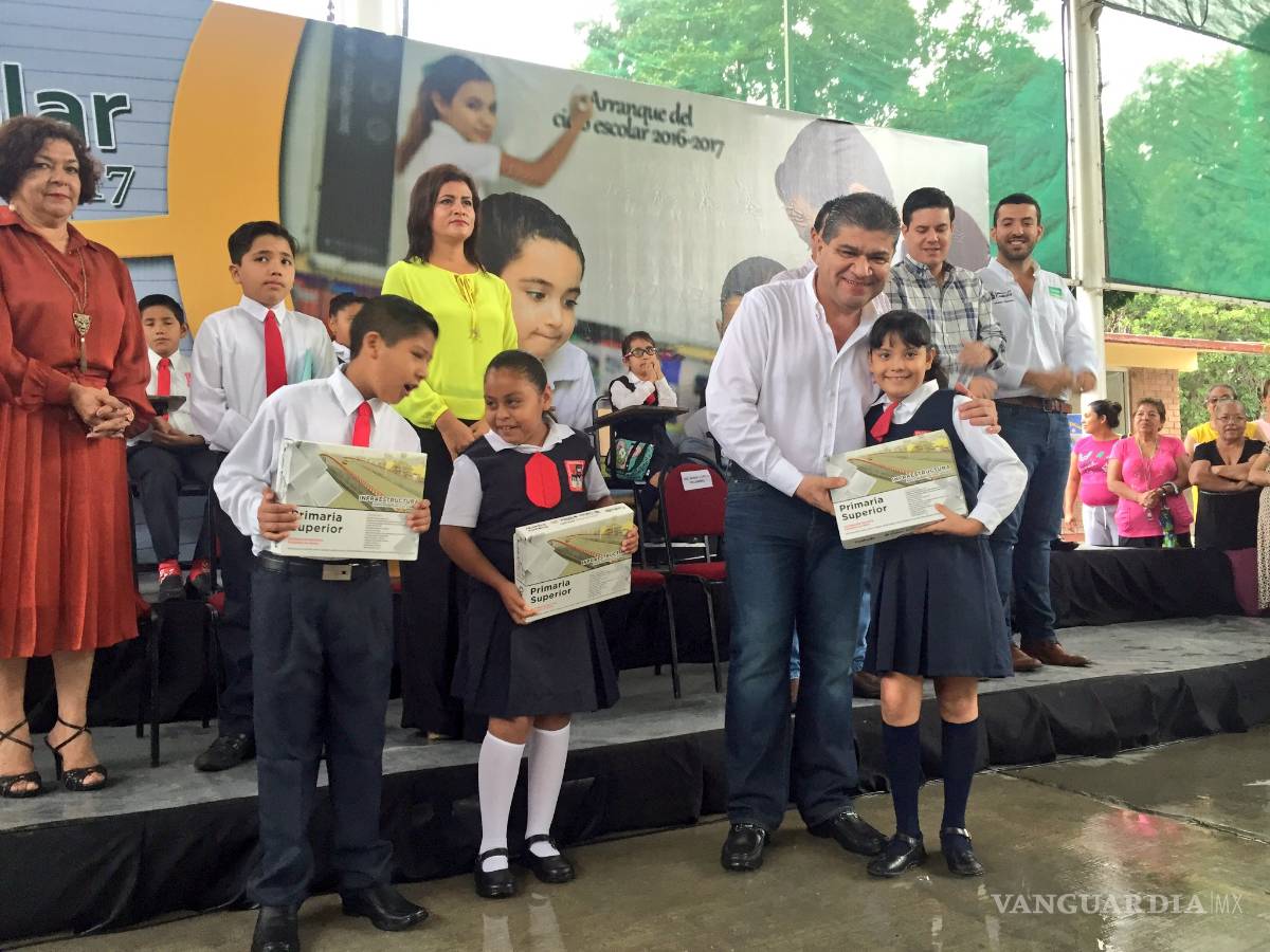 $!Entregan en Torreón útiles y uniformes escolares