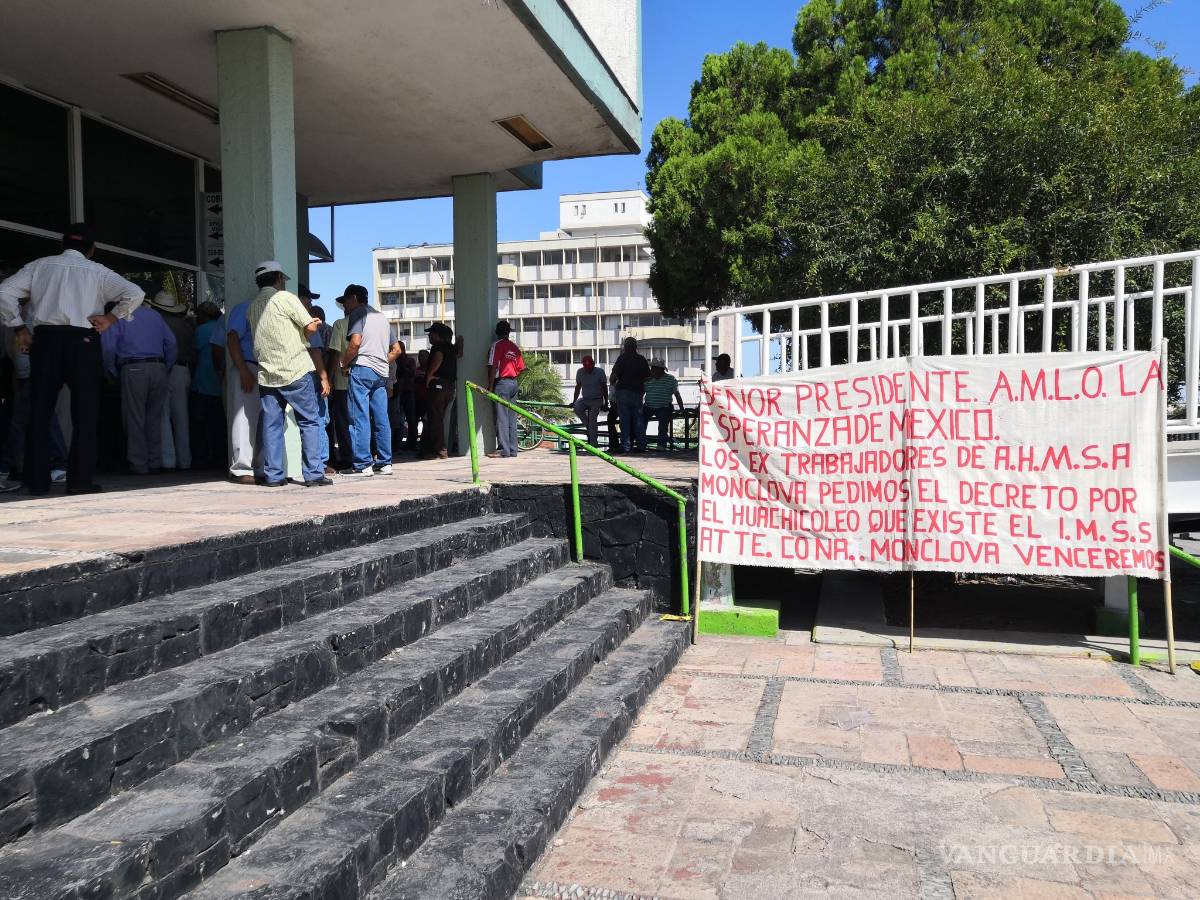 $!Ex trabajadores de AHMSA protestan en el IMSS por problemática en pensiones e incapacidades