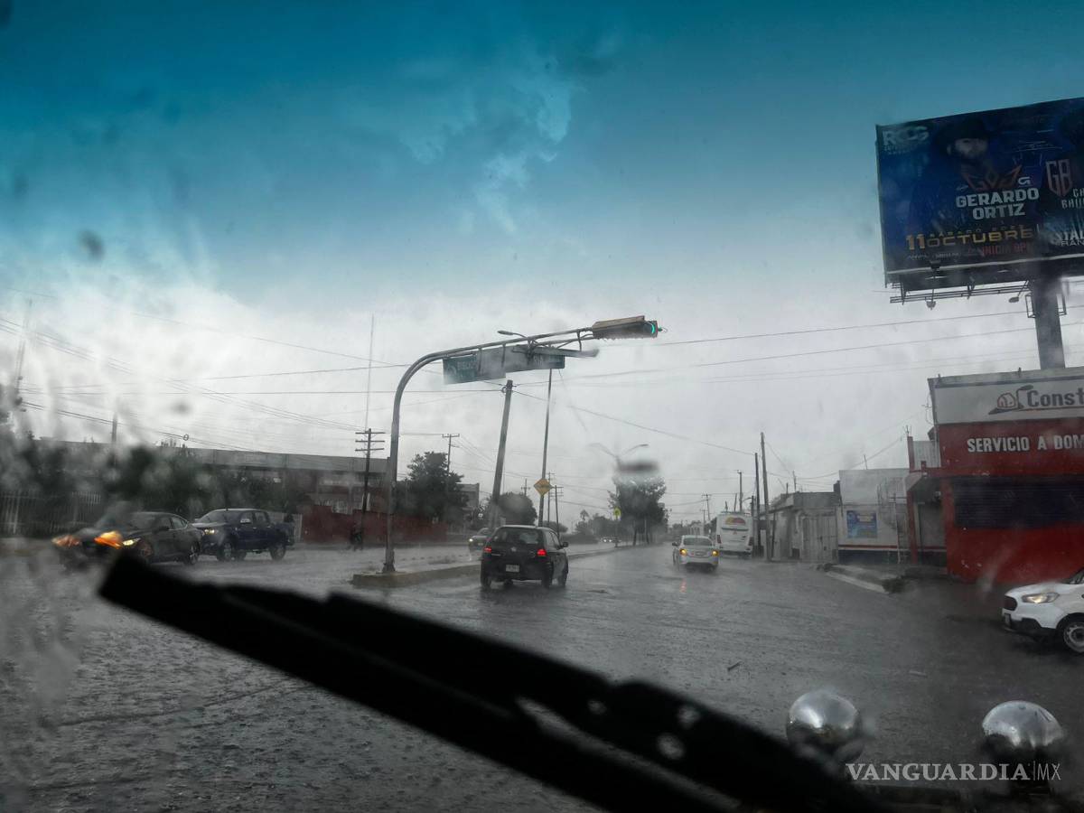 $!El desplazamiento lateral de un semáforo fue uno de los incidentes registrados durante la tormenta de este domingo.