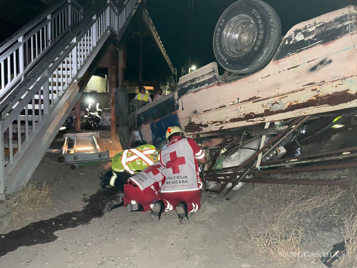 $!Los rescatistas tardaron más de 20 minutos en liberar a Esteban “N” de entre los hierros retorcidos de su camioneta.
