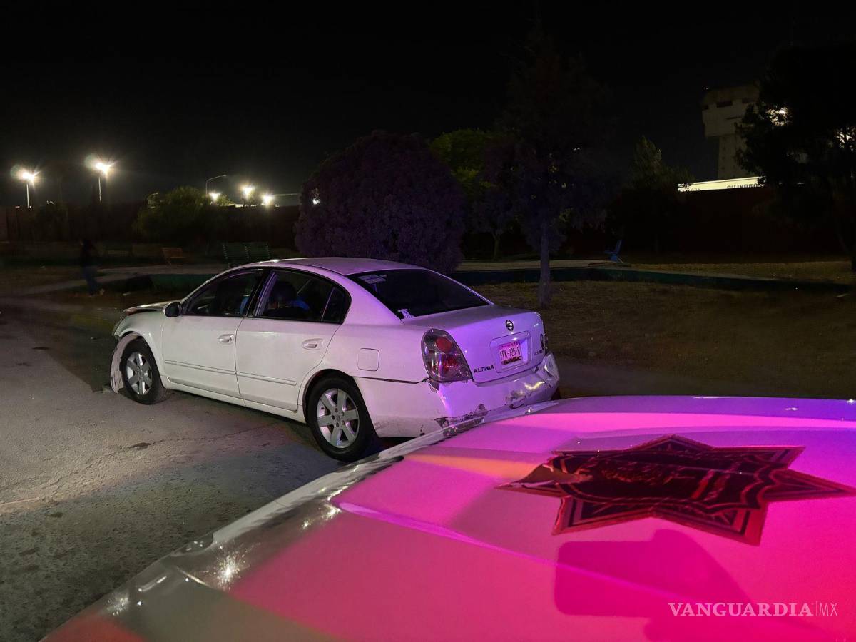 $!Tránsito Municipal localizó el automóvil abandonado en la calle Álamos después del accidente.
