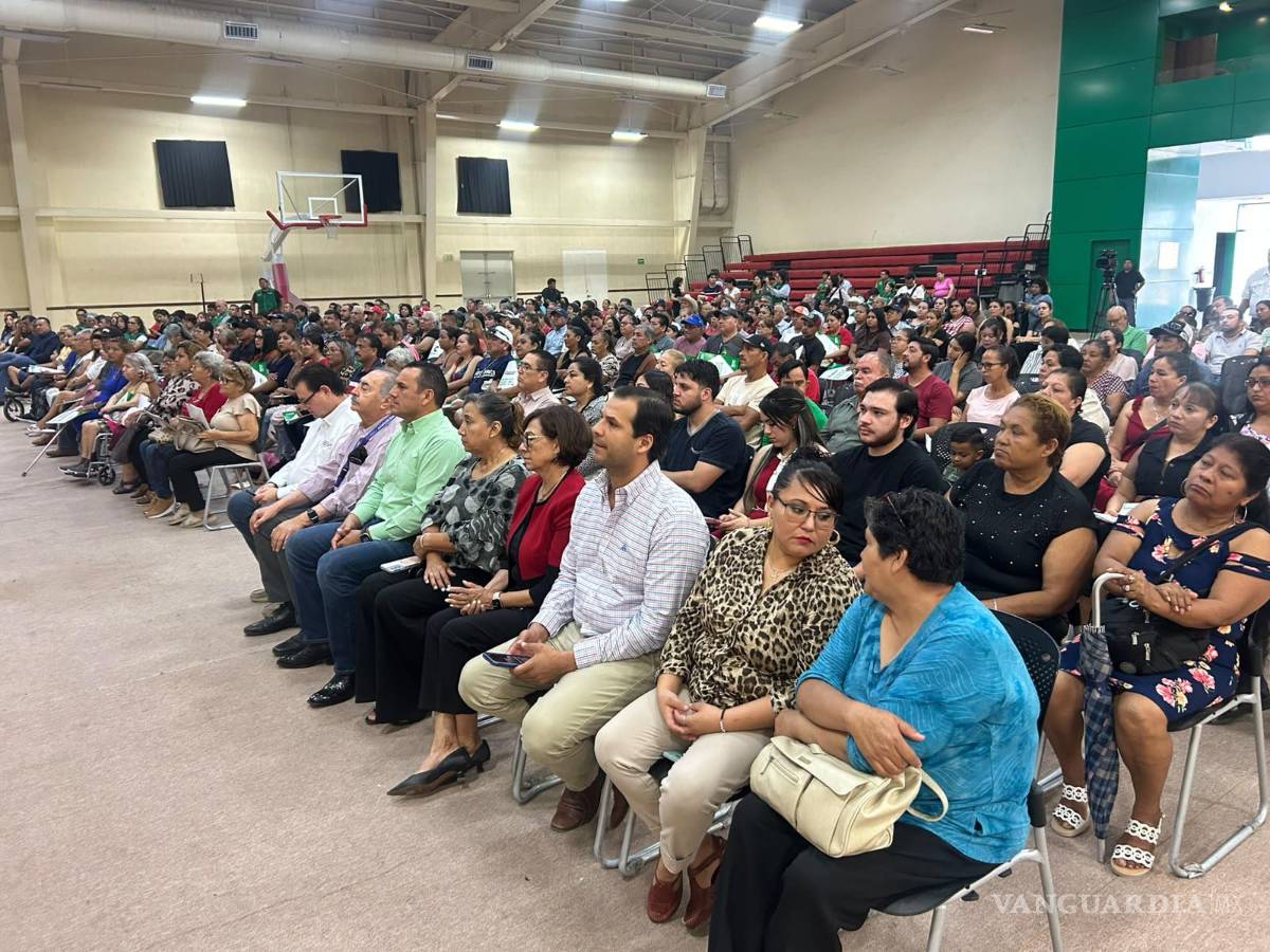 $!La entrega realizada en Monclova formó parte de una jornada simultánea en las cinco regiones de Coahuila, donde se otorgaron 3 mil escrituras.