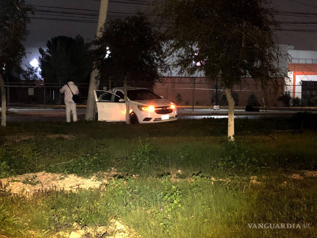 $!Elementos del Cuerpo de Bomberos del vecino municipio arribaron al sitio para extraer del interior al conductor.