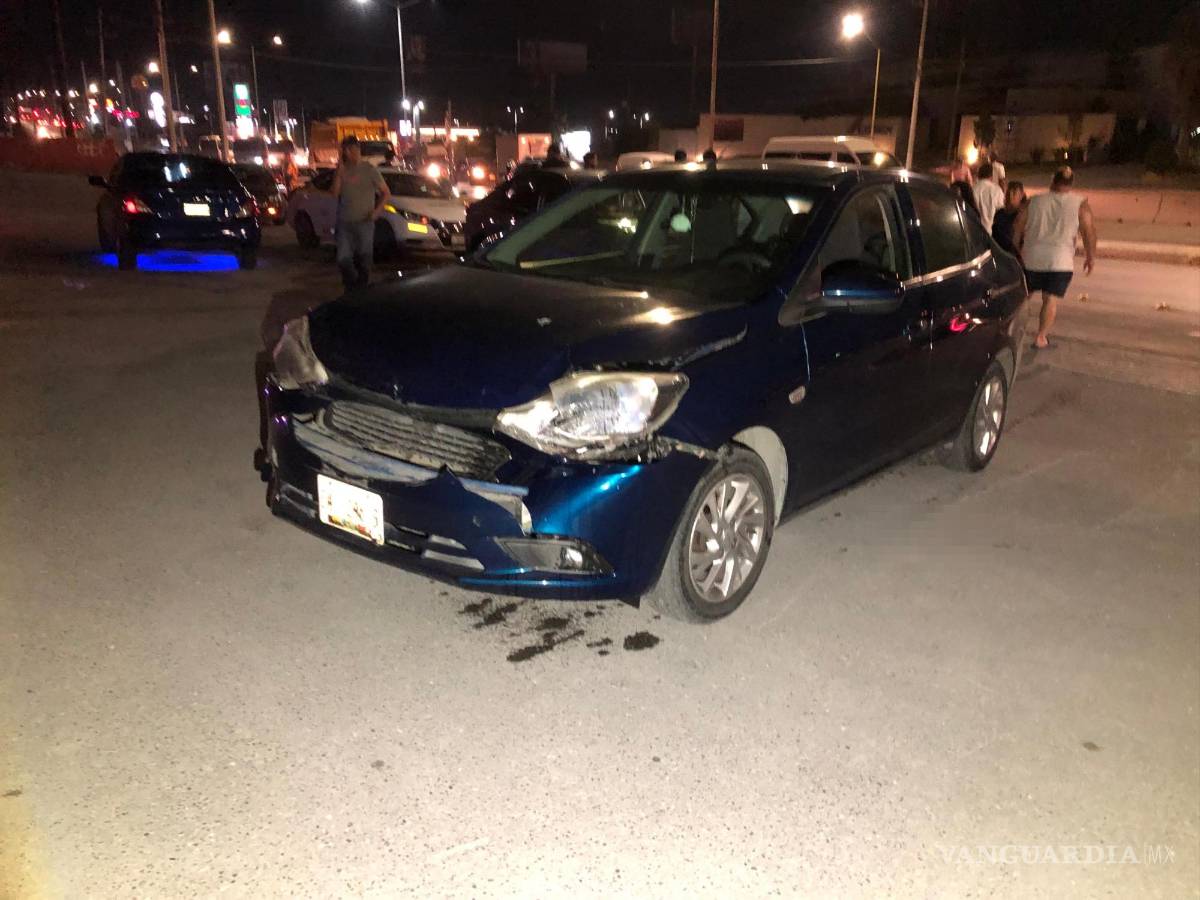 $!El vehículo quedó severamente dañado tras colisionar con la patrulla.