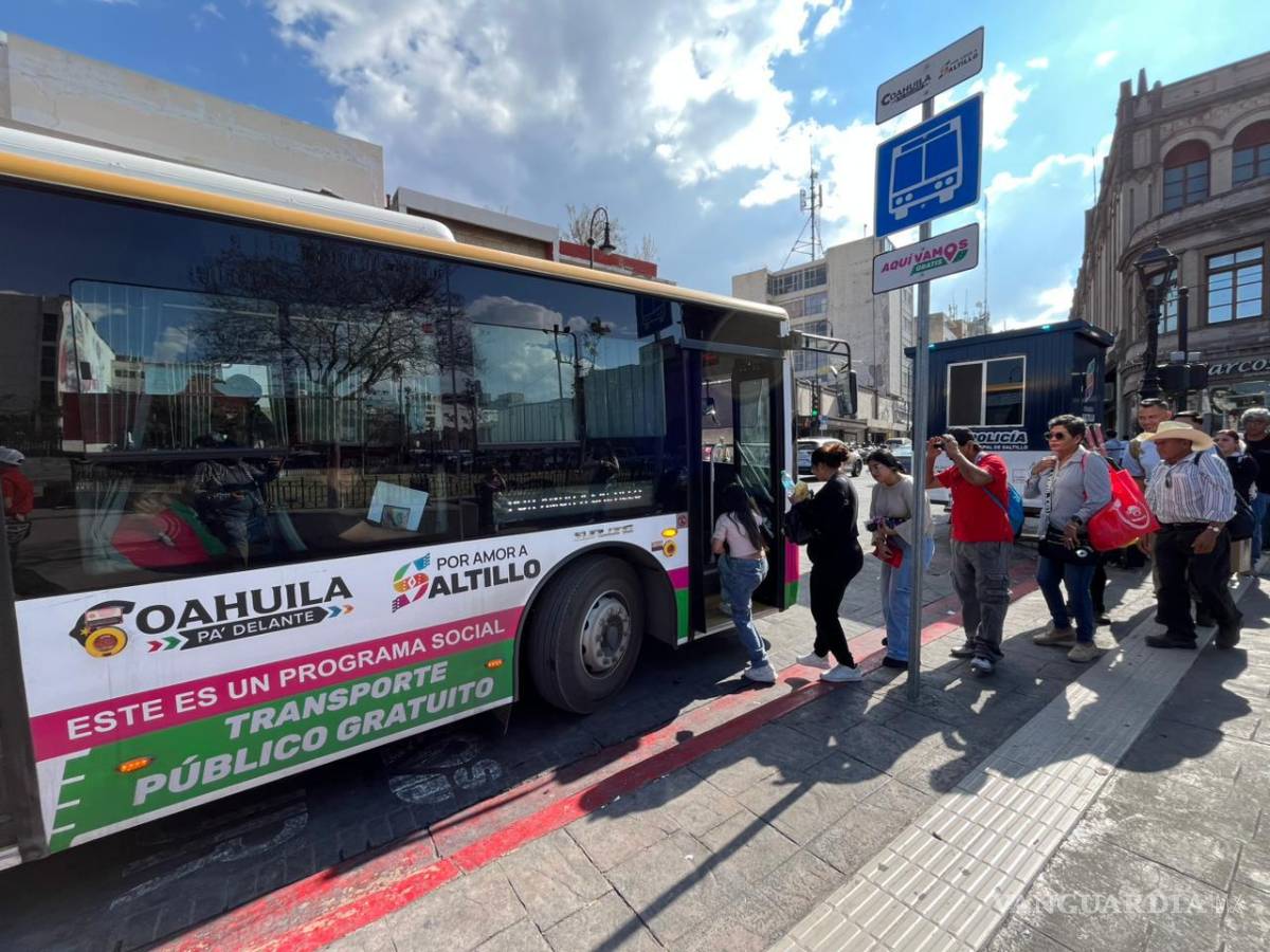 $!El transporte público, como las combis, operó con normalidad durante el día.