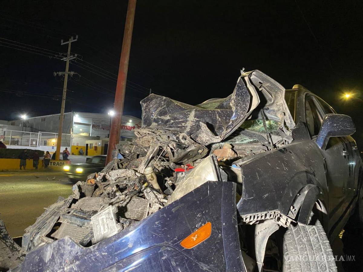 $!El accidente ocurrió durante la madrugada sobre la calle Otilio González, donde el conductor presuntamente circulaba a exceso de velocidad antes de pasar sobre un bache que provocó la ponchadura de la llanta.