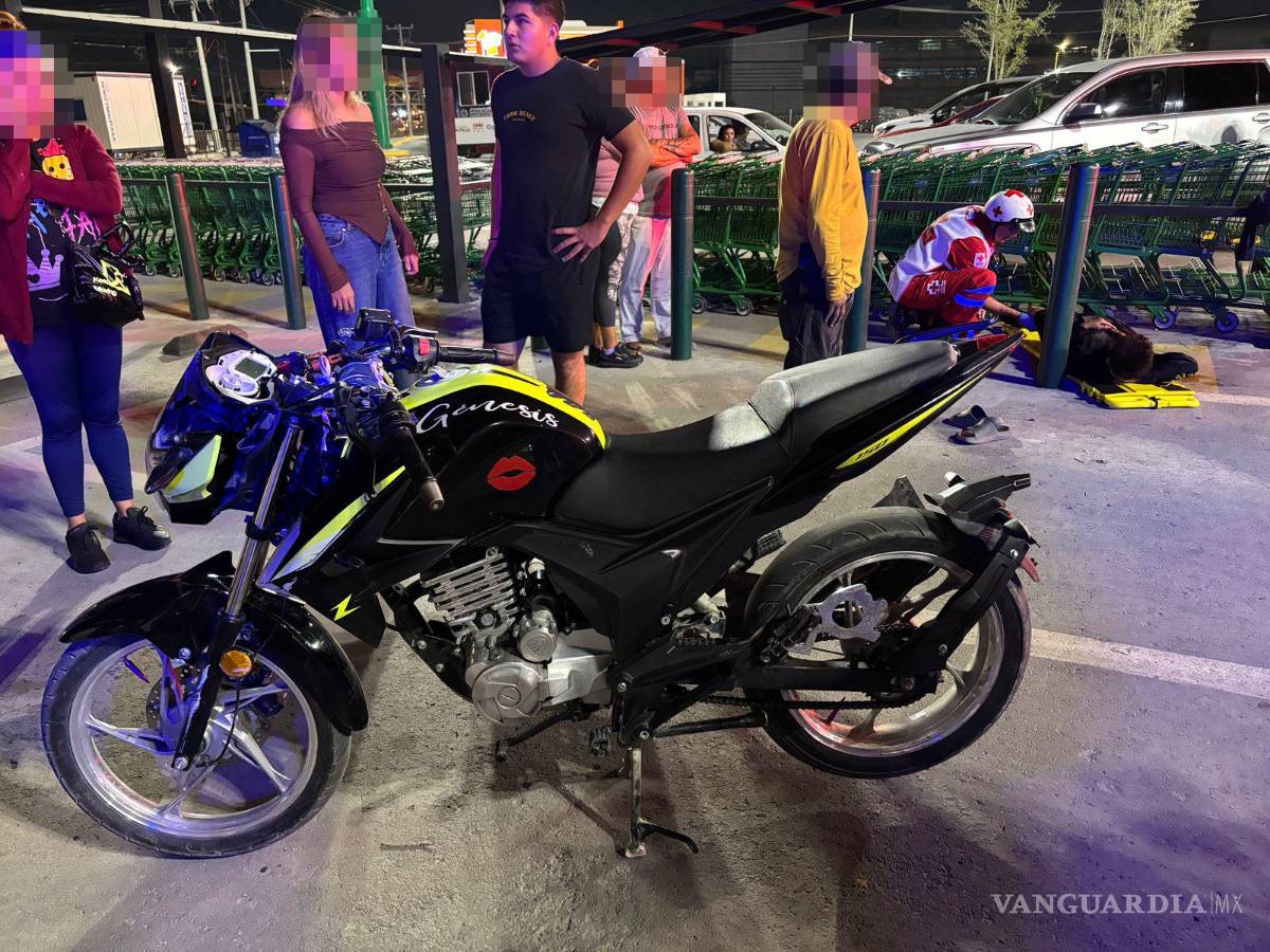 $!La motocicleta quedó derrapada y golpeó una camioneta estacionada tras el impacto.