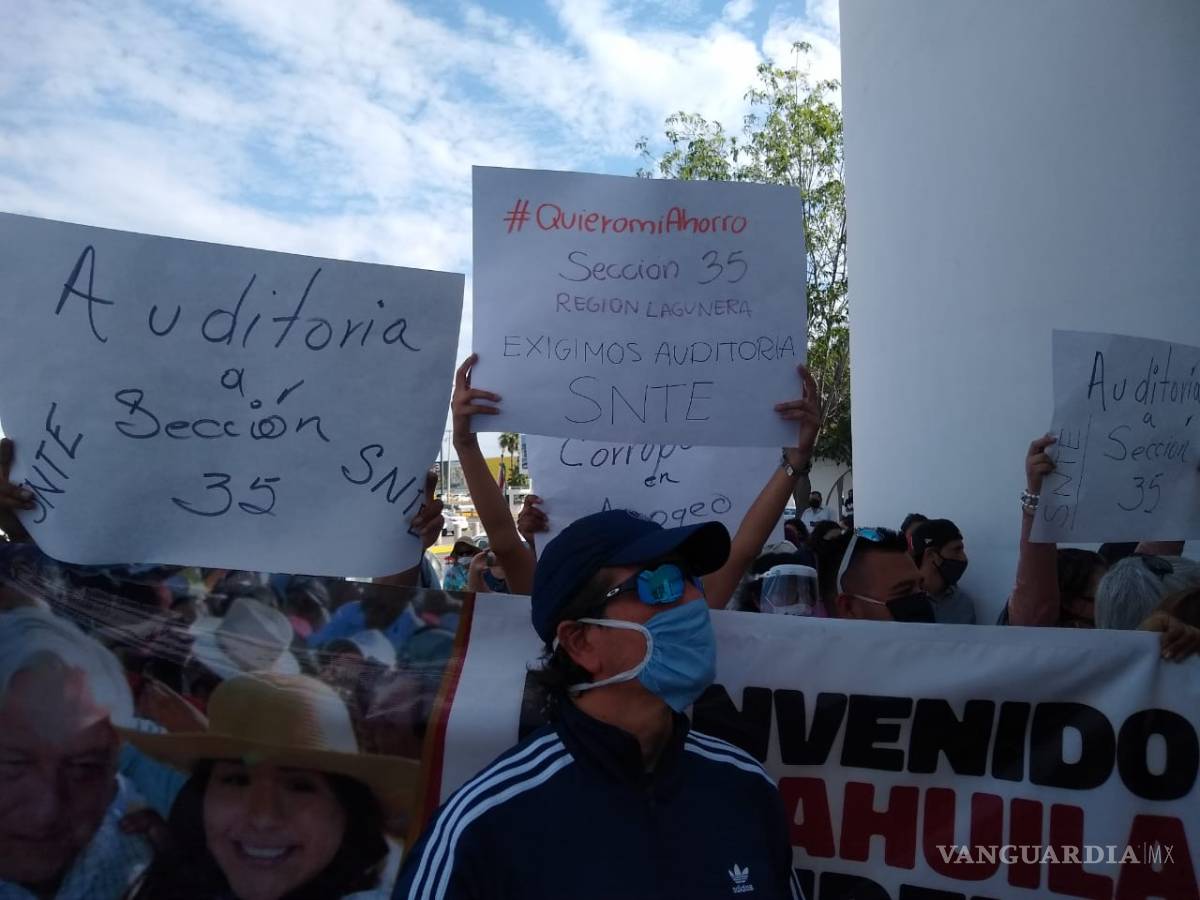 $!Chocan simpatizantes y opositores en arribo de AMLO a Torreón