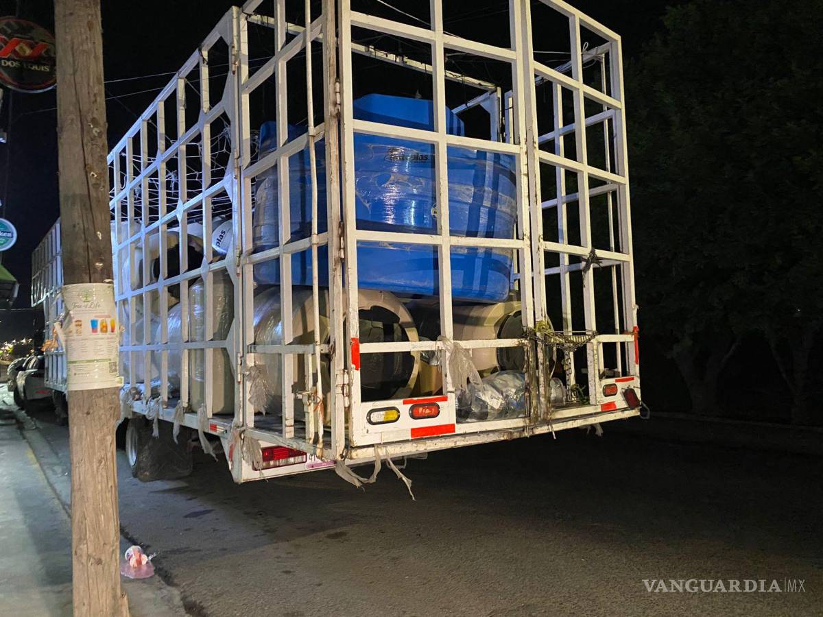 $!Tras el impacto, el conductor del camión continuó avanzando debido a que presuntamente no se había percatado del choque, hasta que fue alcanzado metros adelante por el afectado.