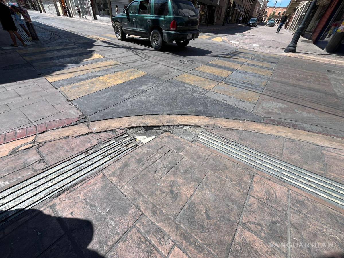 $!En la esquina de Aldama y Zaragoza, el deterioro alcanza las rampas y el cruce peatonal, donde también se observan fracturas en el pavimento.