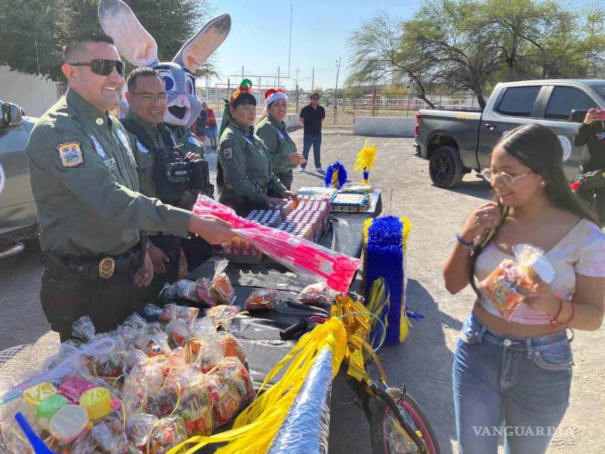 $!La entrega de juguetes y dulces marcó uno de los momentos más emotivos del festejo