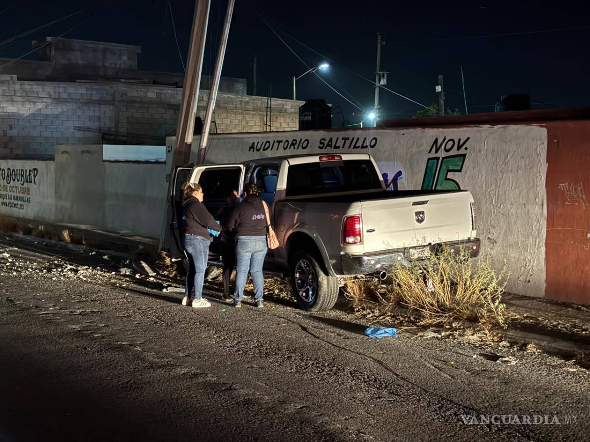 $!3. Personal de la CFE acudió al lugar para reparar el daño en las instalaciones eléctricas.