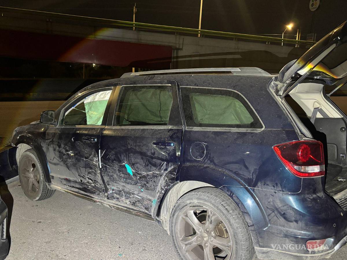 $!Elementos de Tránsito Municipal evaluaron los daños en la camioneta Dodge Journey afectada.