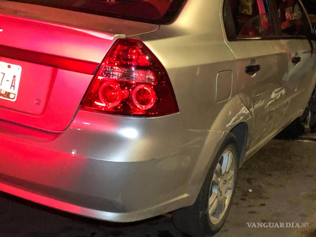 $!El Chevrolet Aveo del joven muestra los estragos de la colisión con varios taxis en Saltillo.