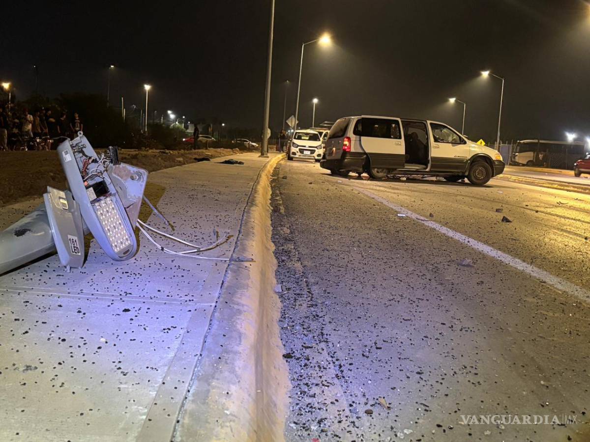 $!La luminaria fue derribada tras el fuerte impacto de la unidad, quedando tendida sobre la vialidad y provocando afectaciones parciales a la circulación en la zona.